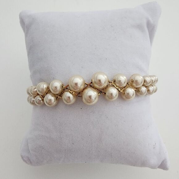 Napier‎ gold tone faux pearl bracelet 7.5 inches - Picture 2 of 5